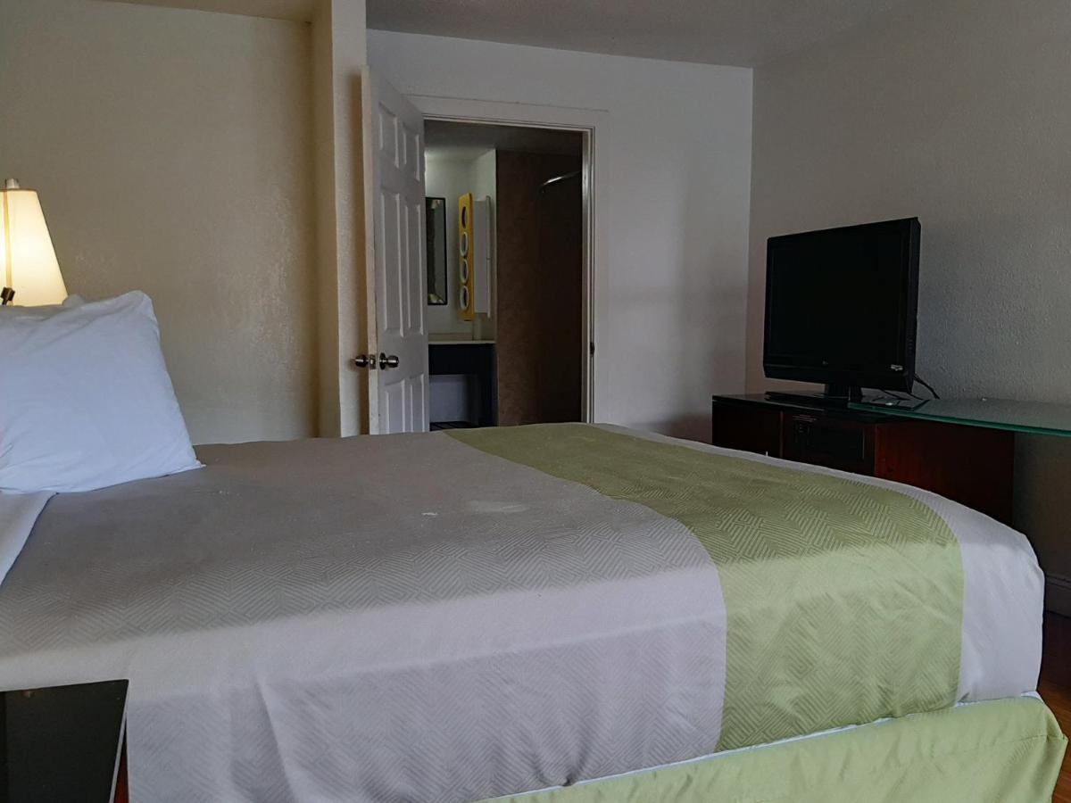 Econo Lodge Airport Near Billy Graham Parkway 샬럿 외부 사진