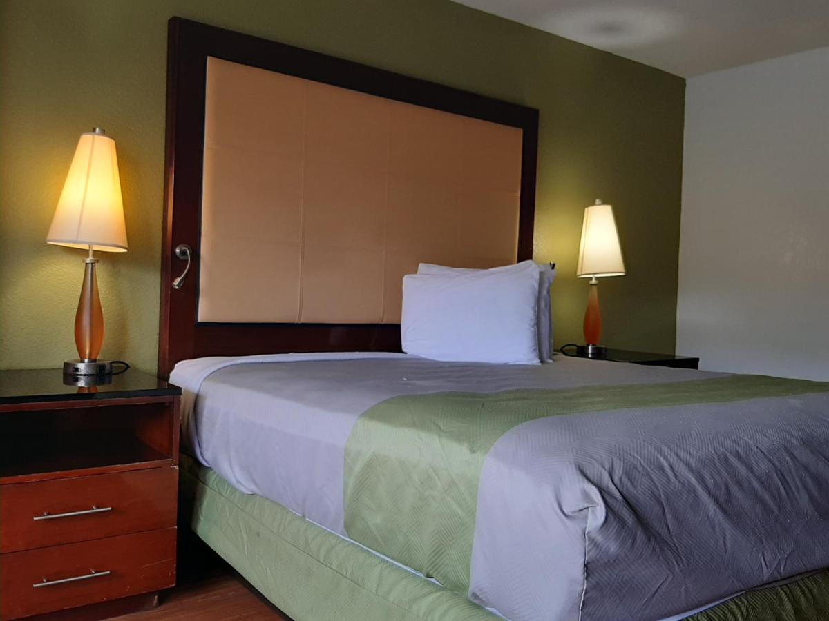 Econo Lodge Airport Near Billy Graham Parkway 샬럿 외부 사진