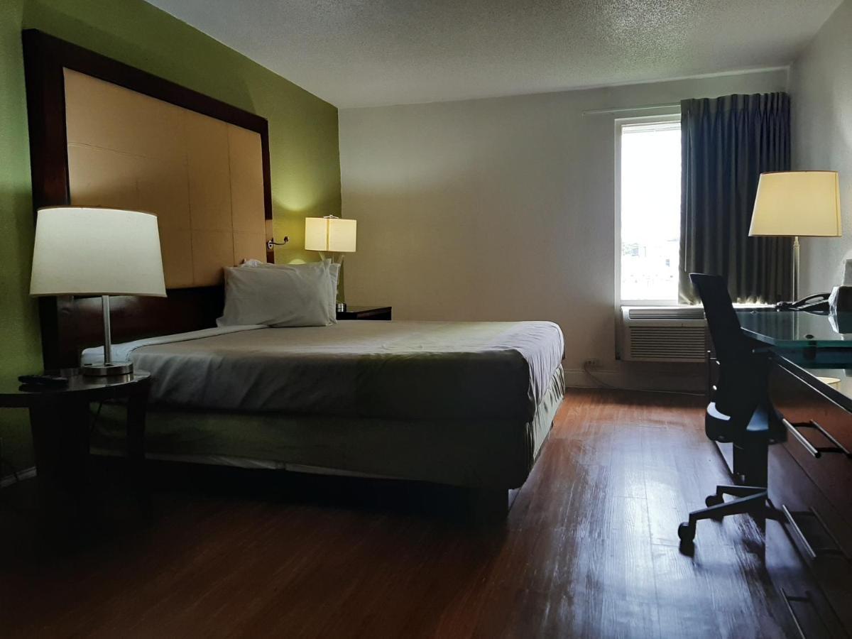 Econo Lodge Airport Near Billy Graham Parkway 샬럿 외부 사진