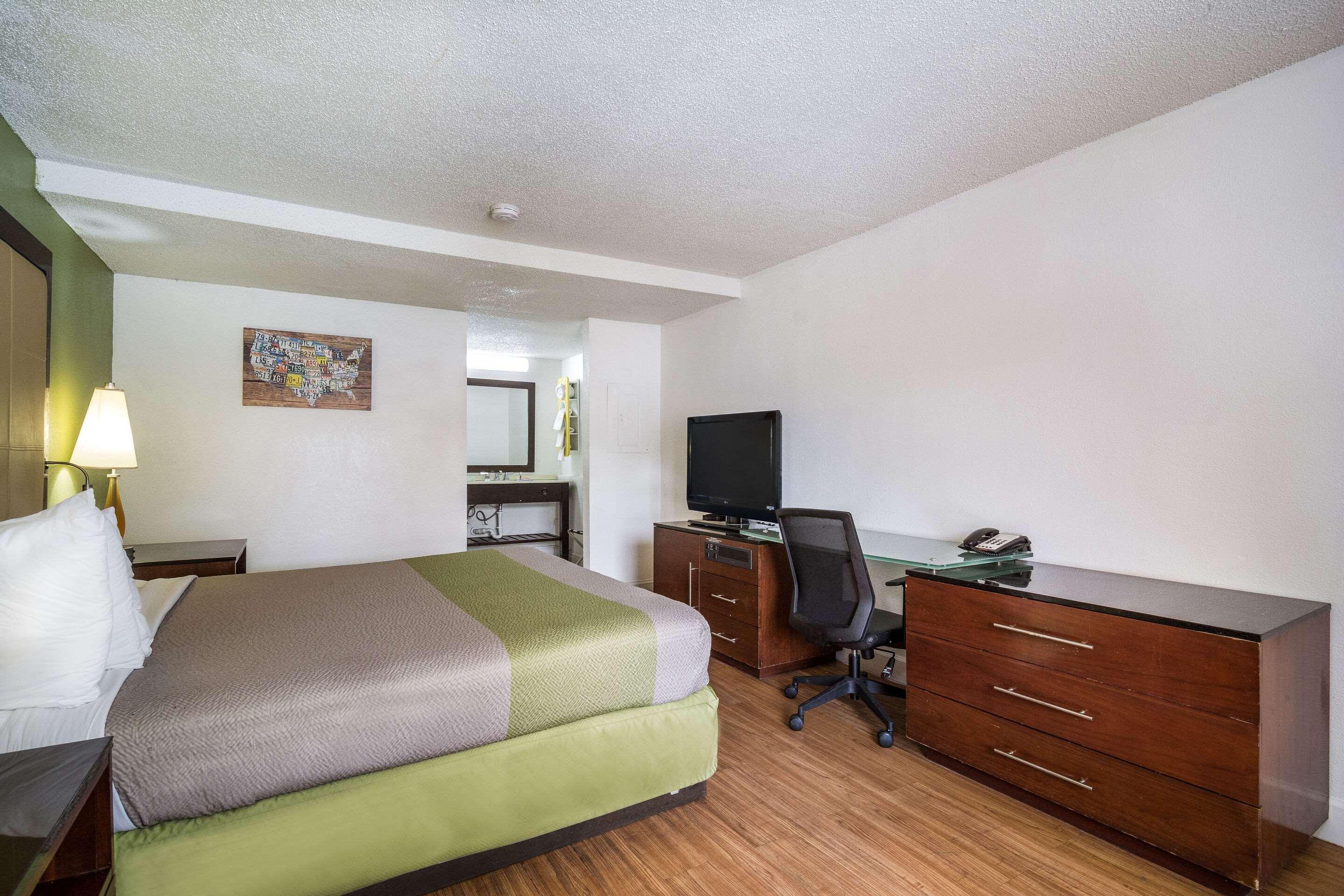 Econo Lodge Airport Near Billy Graham Parkway 샬럿 외부 사진