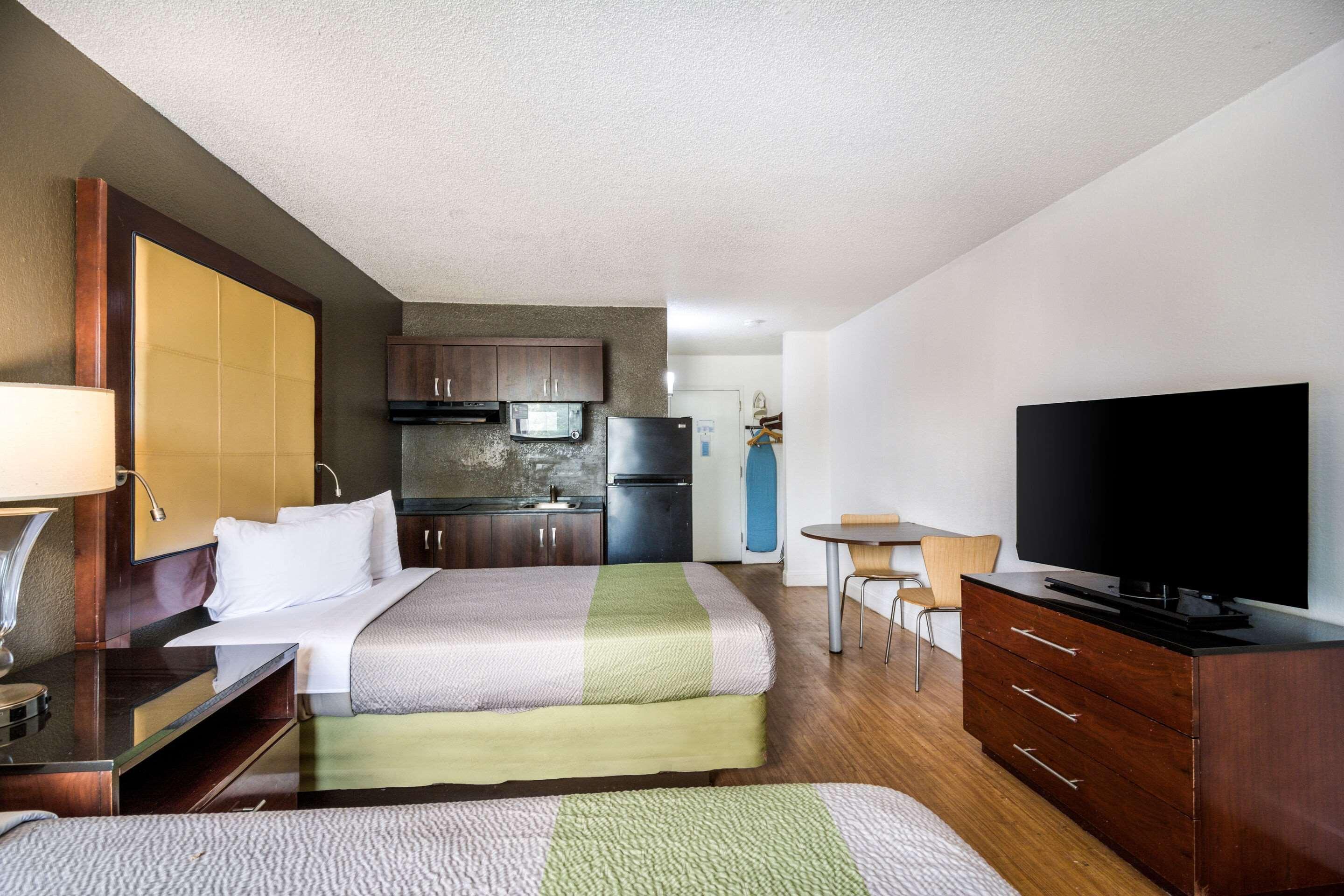 Econo Lodge Airport Near Billy Graham Parkway 샬럿 외부 사진