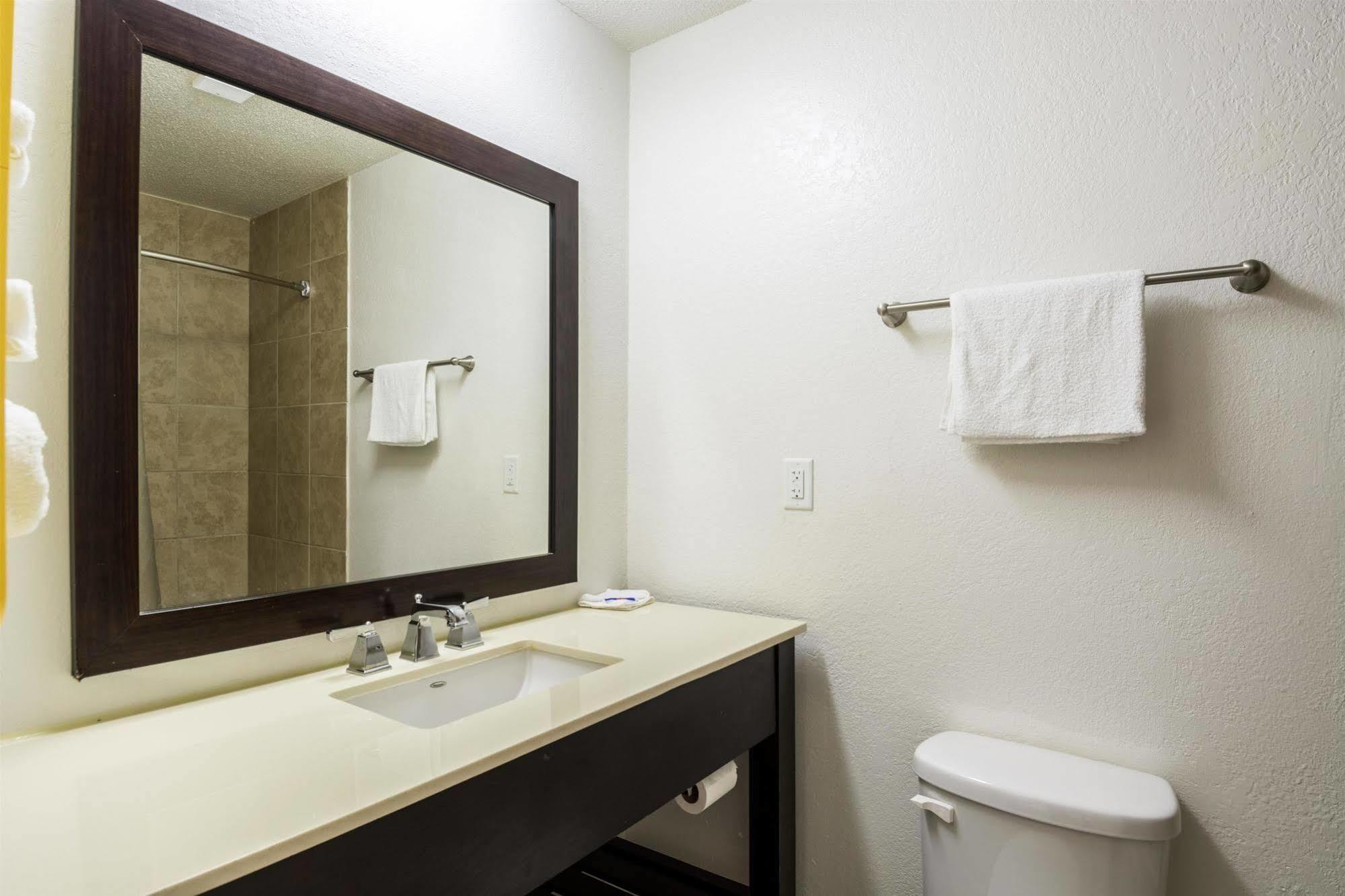 Econo Lodge Airport Near Billy Graham Parkway 샬럿 외부 사진