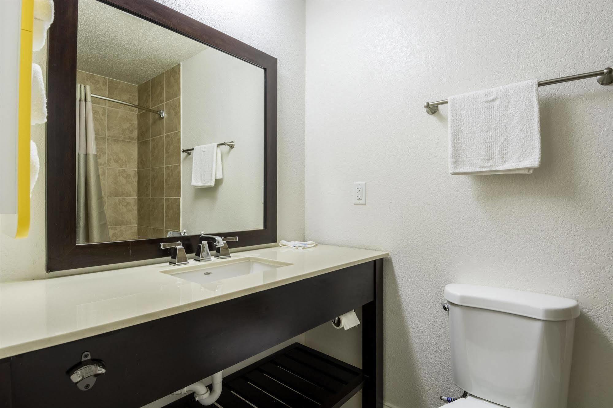Econo Lodge Airport Near Billy Graham Parkway 샬럿 외부 사진